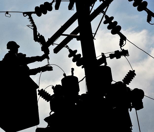 Przestarzałe linie energetyczne oznaczają coraz wyższe rachunki za prąd /AFP