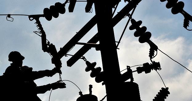 Przestarzałe linie energetyczne oznaczają coraz wyższe rachunki za prąd /AFP