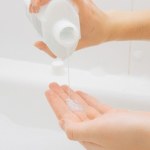 Przestaw się na szampon w kostce. Prosta droga do lśniących włosów i mniejszej ilości plastiku