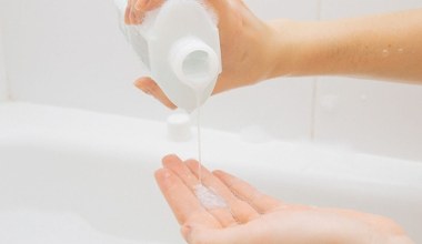 Przestaw się na szampon w kostce. Prosta droga do lśniących włosów i mniejszej ilości plastiku