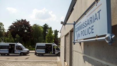 Przestępca podpuścił policjantów. Ci wyważyli drzwi przypadkowego domu