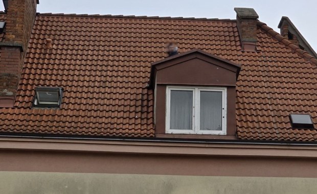 Przestępca ukrywał się na dachu. Policjanci ściągnęli go za pomocą wysięgnika