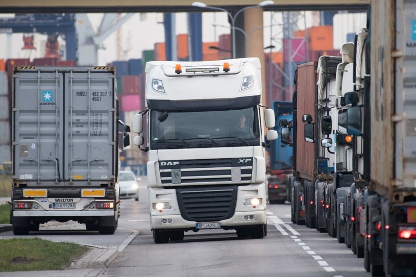 Przestępcy do kradzieży używają ciężarówek z fałszywymi tablicami rejestracyjnymi /Wojciech Stróżyk /Reporter   /East News