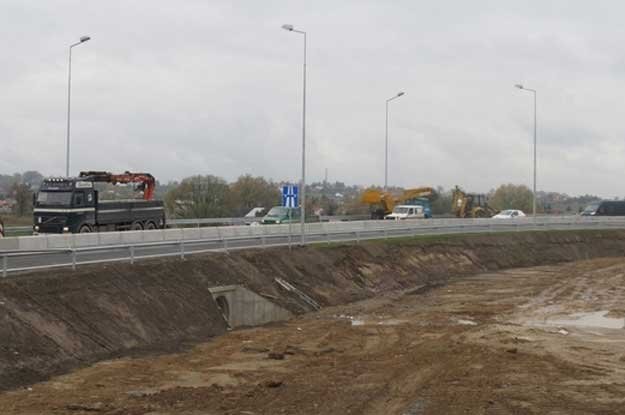 Przestępcy kopali tuż przy samym pasie autostrady /RMF