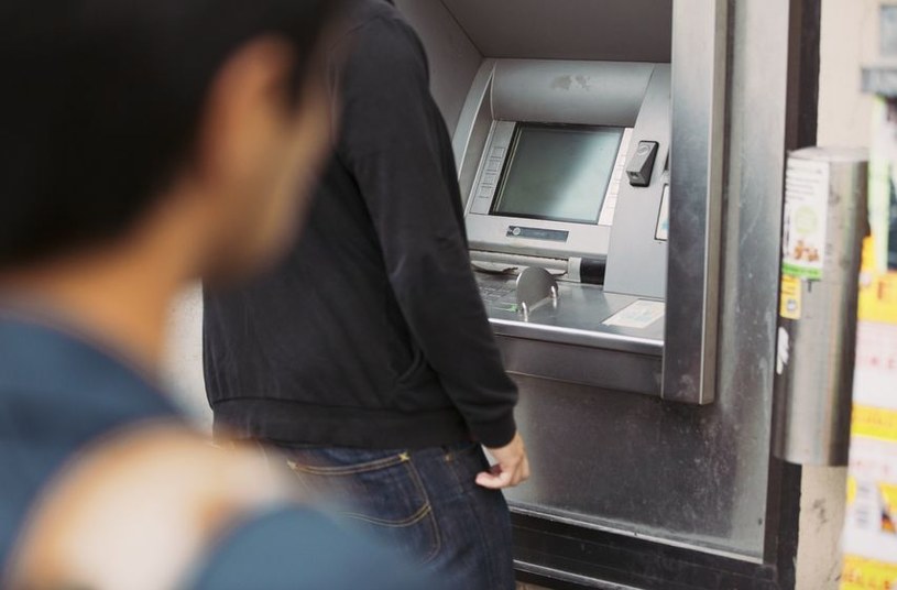 Przestępcy uzyskują pełną kontrolę nad zainfekowanymi bankomatami /123RF/PICSEL