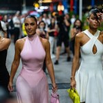 Prześwity, kwiaty i głębokie wycięcia. Kim Kardashian wyróżniała się w tłumie