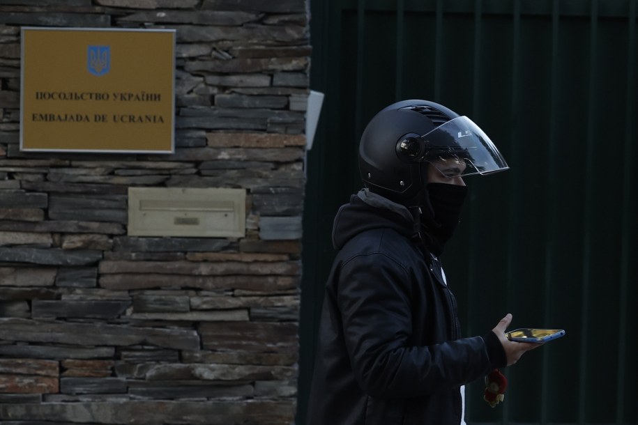 Przesyłka, która nadeszła w piątek do ambasady Ukrainy w Madrycie, nie zawierała materiałów wybuchowych ani zapalających, jak ta otrzymana w środę, lecz zmiażdżone oko zwierzęce /SERGIO PEREZ /PAP/EPA