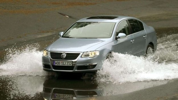 Przeszkody wodne należy pokonywać możliwie jak najwolniej, utrzymując duży odstęp od poprzedzającego samochodu. /Volkswagen