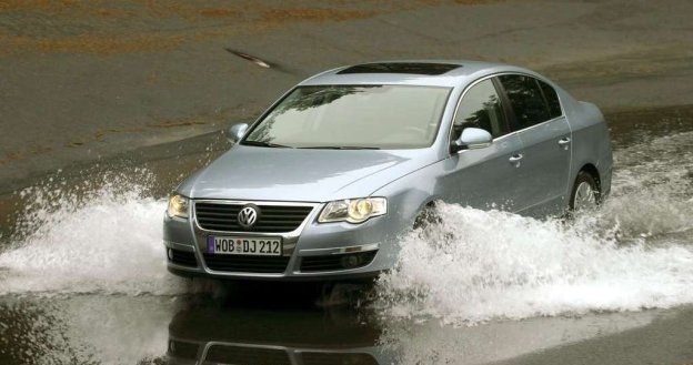 Przeszkody wodne należy pokonywać możliwie jak najwolniej, utrzymując duży odstęp od poprzedzającego samochodu. /Volkswagen