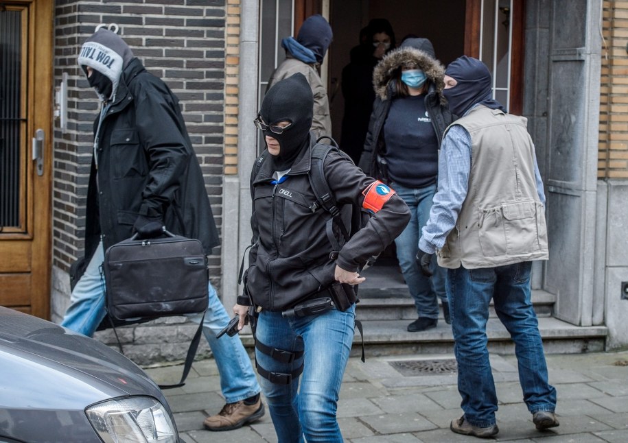 Przeszukania na ul. Busselenberg 64 /CHRISTOPHE PETIT TESSON /PAP/EPA