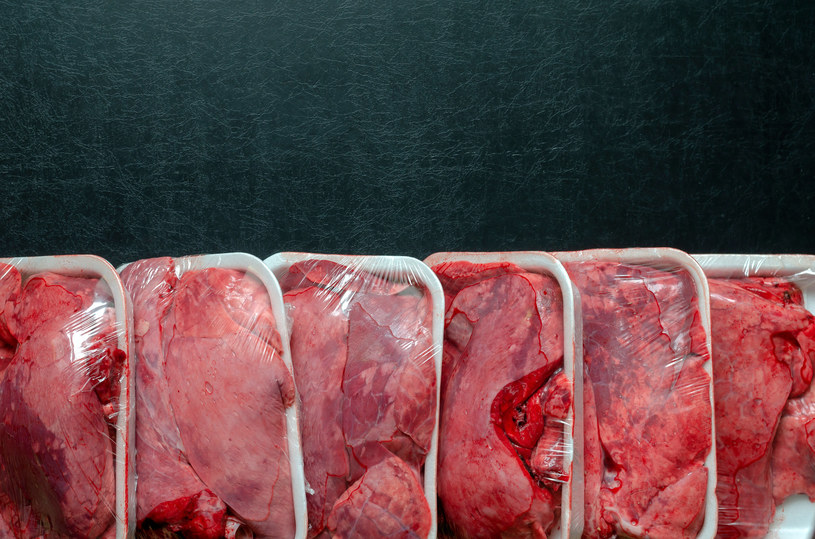 Przeterminowane mięso absolutnie nie nadaje się do spożycia /123RF/PICSEL