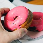 Przetestowali pączki z popularnych dyskontów. Jest w nich coś niepokojącego