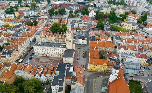 Przetrzymywał nastolatków w aucie i groził im nożem