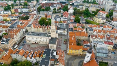 Przetrzymywał nastolatków w aucie i groził im nożem
