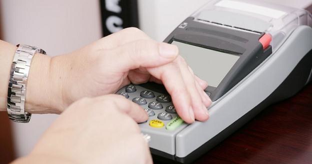 Przewagą małych sklepów jest często możliwość płacenia kartą /&copy;123RF/PICSEL