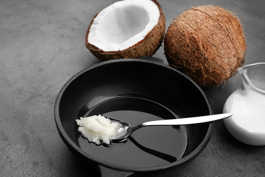 Przewagą oleju kokosowego nad masłem czy smalcem, które również są tłuszczami nasyconymi i nadawałyby się do smażenia, jest to, że nie zawiera cholesterolu, który utlenia się podczas obróbki cieplnej /Shutterstock