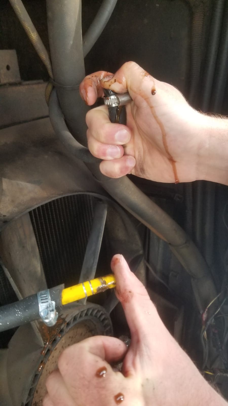 Przewód łączący zbiornik wyrównawczy płynu chłodniczego z chłodnicą połączony był obudową długopisu. /KWP w Białymstoku  /