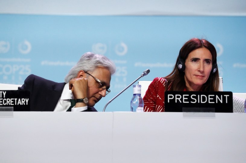Przewodnicząca COP25 Carolina Schmidt (z prawej) i Ovais Sarmad podczas szczytu klimatycznego w Madrycie /PAP/EPA