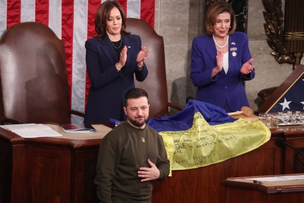 Przewodnicząca Izby Reprezentantów Nancy Pelosi  i wiceprezydent USA Kamala Harris trzymają ukraińską flagę od prezydenta Ukrainy Wołodymyra Zełenskiego /MICHAEL REYNOLDS    /PAP