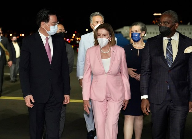 Przewodniczącą Izby Reprezentantów USA Nancy Pelosi na lotnisku Tajpej przywitał tajwański minister spraw zagranicznych Joseph Wu. /Taiwan Ministry of Foreign Affairs HANDOUT /PAP/EPA