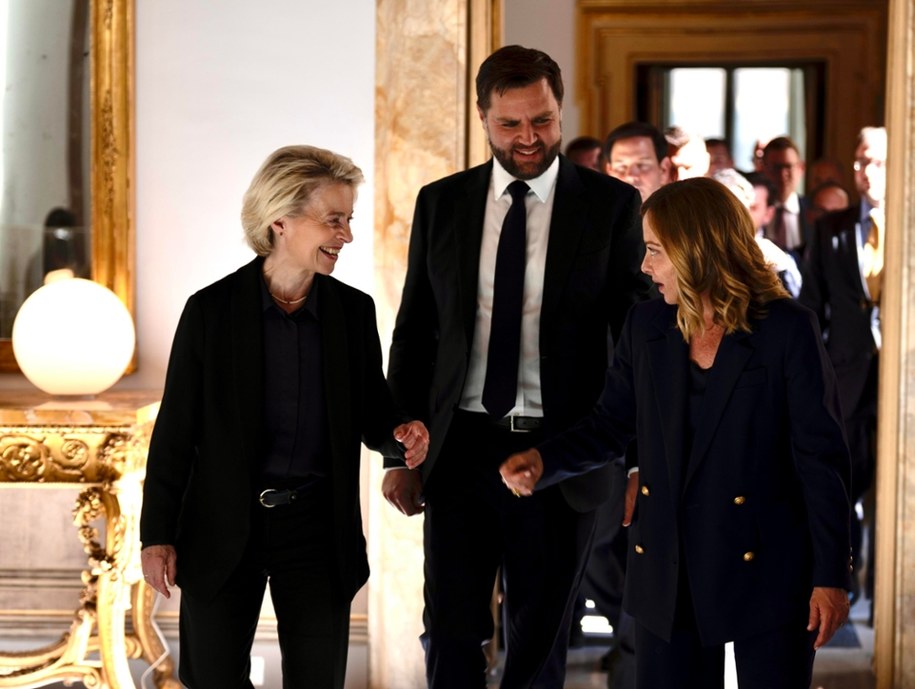 Przewodnicząca KE Ursula von der Leyen, amerykański wiceprezydent J.D. Vance i premier Włoch Giorgia Meloni /FILIPPO ATTILI / CHIGI PALACE PRESS OFFICE / HANDOUT /PAP/EPA