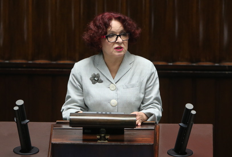 Przewodnicząca Komisji Kultury i Środków Przekazu, posłanka PiS Elżbieta Kruk podczas sprawozdania Komisji o poselskim projekcie ustawy o zmianie ustawy o radiofonii i telewizji /Rafał  Guz /PAP