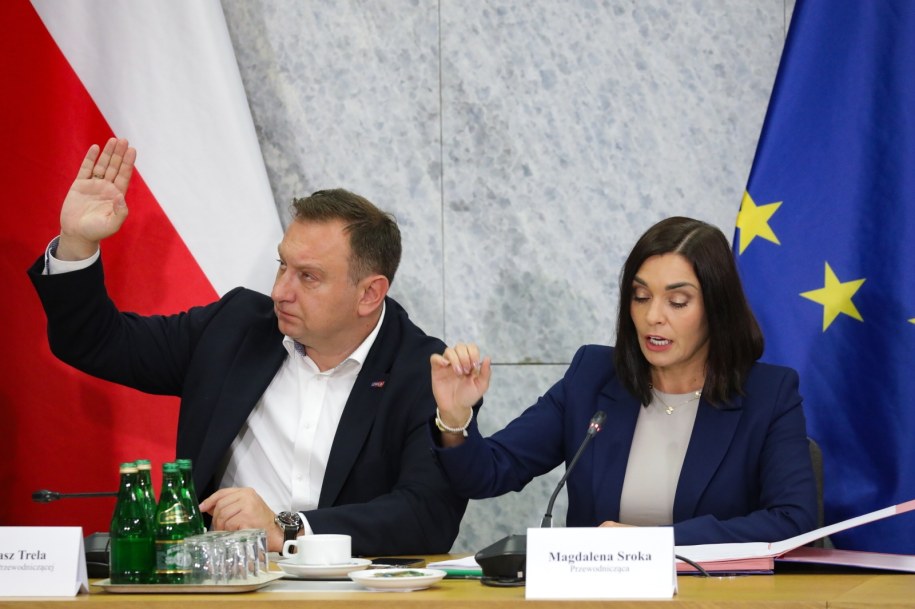 Przewodnicząca komisji Magdalena Sroka (P) i jej zastępca Tomasz Trela (L) /Tomasz Gzell /PAP