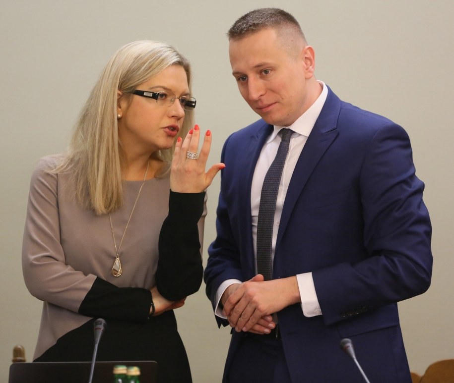 Przewodnicząca komisji, posłanka PiS Małgorzata Wassermann oraz członek komisji, poseł Platformy Obywatelskiej Krzysztof Brejza /PAP/Leszek Szymański /PAP