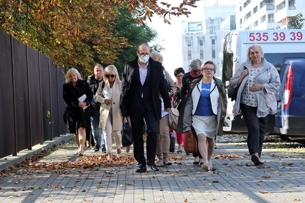 Przewodnicząca Ogólnopolskiego Związku Zawodowego Pielęgniarek i Położnych Krystyna Ptok i wiceprezes Naczelnej Rady Lekarskiej Artur Drobniak w drodze na spotkanie z kierownictwem Ministerstwa Zdrowia i Ogólnopolskiego Komitetu Protestacyjno-Strajkowego Pracowników Ochrony Zdrowia w Centrum Partnerstwa Społecznego "Dialog" w Warszawie.