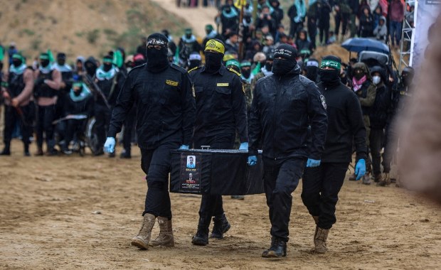 Przewodnicząca PE o "groteskowym widowisku" z trumnami zakładników Hamasu