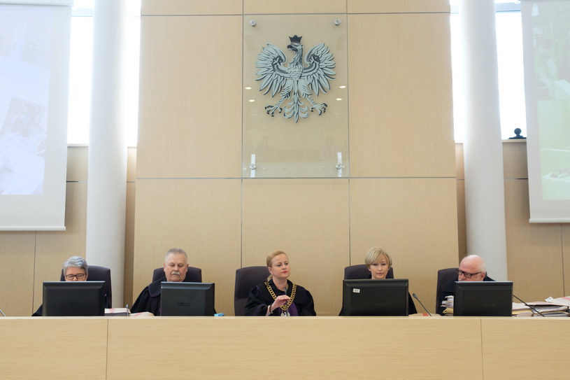 Przewodnicząca składu sędziowskiego, sędzia Magdalena Grzybek (C) podczas rozprawy /Jakub Kaczmarczyk /PAP