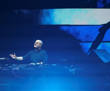 Przewodniczący Episkopatu Polski słucha Padre Guilherme. DJ i ksiądz gwiazdą muzyki elektronicznej