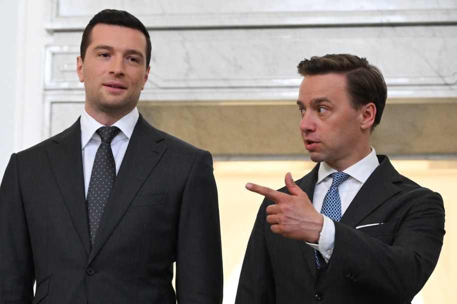 Przewodniczący francuskiego Zjednoczenia Narodowego Jordan Bardella (L) i wicemarszałek Sejmu Krzysztof Bosak (P) podczas konferencji prasowej w Sejmie /Radek Pietruszka /PAP