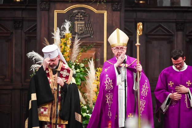 Przewodniczący KEP abp. Stanisław Gądecki (2L) i arcybiskup większy kijowsko-halicki, zwierzchnik Ukraińskiego Kościoła Greckokatolickiego abp Światosław Szewczuk (L) podczas nabożeństwa Słowa w archikatedrze warszawskiej, 7 bm. /Andrzej Lange /PAP