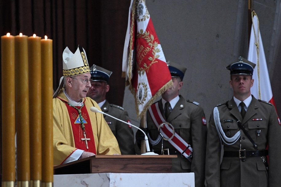 Przewodniczący KEP abp Stanisław Gądecki podczas mszy w Świątyni Opatrzności Bożej, w ramach obchodów Święta Niepodległości /Jacek Turczyk /PAP