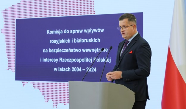 Przewodniczący komisji ds. badania wpływów rosyjskich i białoruskich gen. Jarosław Stróżyk na konferencji prasowej /Paweł Supernak /PAP