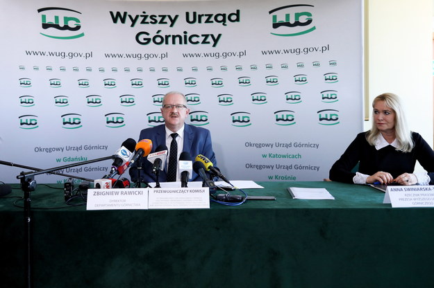 Przewodniczący Komisji, dyrektor Departamentu Górnictwa WUG Zbigniew Rawicki oraz rzecznik prasowy prezesa WUG Anna Swiniarska-Tadla podczas briefingu prasowego w siedzibie Wyższego Urzędu Górniczego w Katowicach /Tomasz Wiktor /PAP