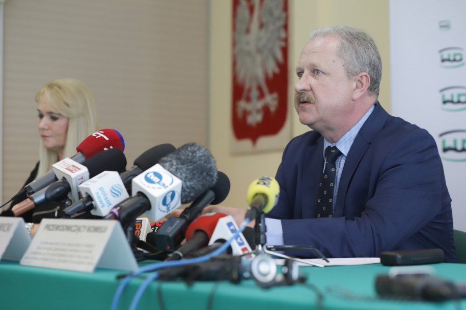Przewodniczący Komisji, dyrektor Departamentu Górnictwa Zbigniew Rawicki (P) i rzeczniczka prasowa prezesa Wyższego Urzędu Górniczego Anna Swiniarska-Tadla (L) na briefingu prasowym, 12 maja 2022 r. w Wyższym Urzędzie Górniczym w Katowicach. /Zbigniew Meissner /PAP