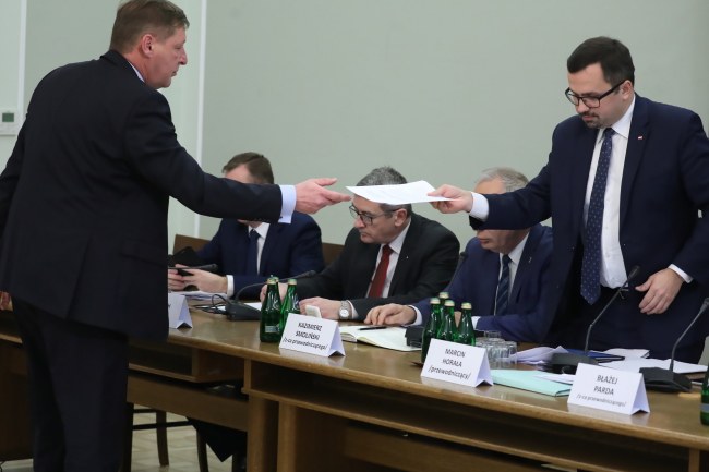 Przewodniczący komisji Marcin Horała oraz były wiceminister finansów i były Generalny Inspektor Informacji Finansowej Andrzej Parafianowicz / 	Tomasz Gzell    /PAP