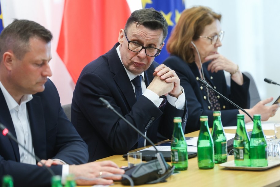 Przewodniczący komisji, poseł PiS Marek Ast (C) oraz wiceprzewodniczący komisji poseł KP Krzysztof Paszyk (L) i posłanka PiS Anna Milczanowska (P) podczas posiedzenia sejmowej Komisji Sprawiedliwości i Praw Człowieka w Sejmie w Warszawie / 	Rafał Guz    /PAP