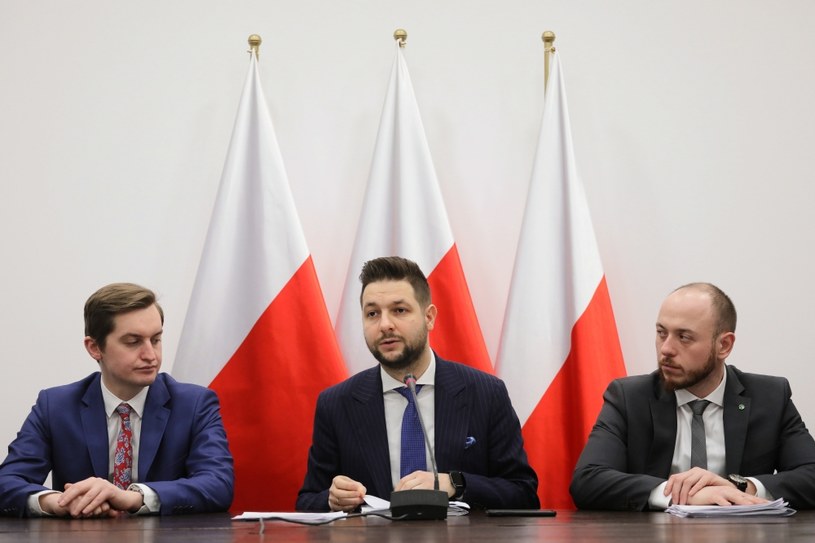 Przewodniczący Komisji Weryfikacyjnej Patryk Jaki oraz członkowie komisji Sebastian Kaleta i Bartłomiej Opaliński /Paweł Supernak /PAP