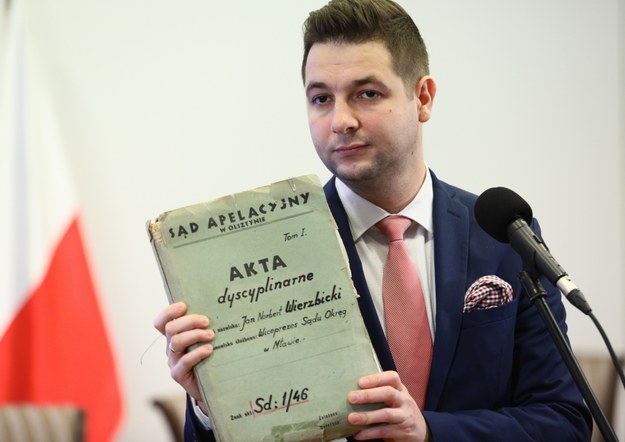 Przewodniczący Komisji Weryfikacyjnej Patryk Jaki podczas konferencji prasowej w Ministerstwie Sprawiedliwości w Warszawie /Leszek Szymański /PAP