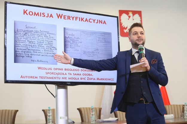 Przewodniczący komisji weryfikacyjnej, wiceminister sprawiedliwości Patryk Jaki / 	Leszek Szymański    /PAP