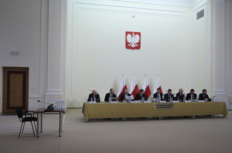 Przewodniczący komisji weryfikacyjnej, wiceminister sprawiedliwości Patryk Jaki (C) oraz członkowie komisji /	Tomasz Gzell   /PAP
