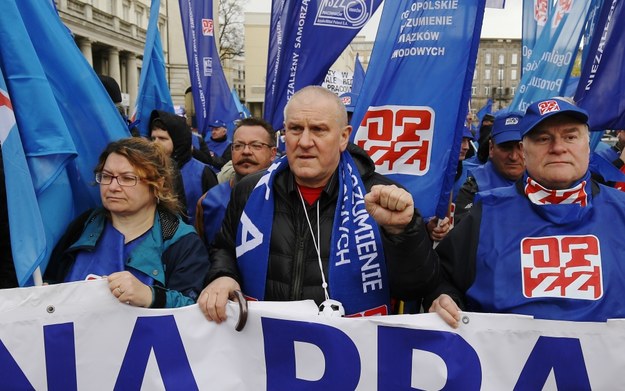 Przewodniczący Ogólnopolskiego Porozumienia Związków Zawodowych Jan Guz (C) wśród uczestników manifestacji, podczas przemarszu ulicami Warszawy przed gmach KPRM /Paweł Supernak /PAP