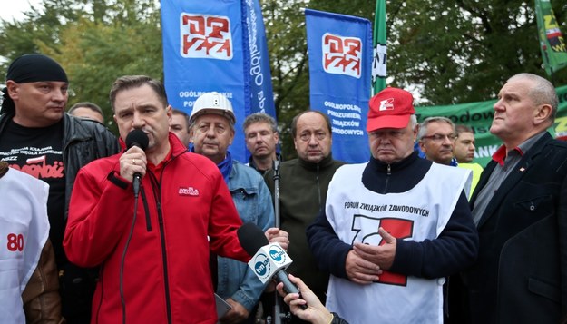 Przewodniczący OPZZ Jan Guz (po prawej), przewodniczący Forum Związków Zawodowych Tadeusz Chwałka (drugi z prawej), przewodniczący NSZZ "Solidarność" Piotr Duda (drugi z lewej) i przewodniczący Sekcji Krajowej Górnictwa Węgla Kamiennego NSZZ "Solidarność" Jarosław Grzesik (po lewej) podczas górniczej pikiety przed Sejmem /Rafał Guz /PAP