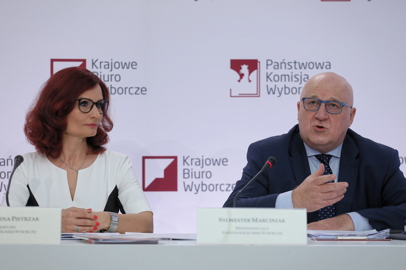 Przewodniczący Państwowej Komisji Wyborczej sędzia Sylwester Marciniak oraz szefowa Krajowego Biura Wyborczego Magdalena Pietrzak /Paweł Supernak /PAP