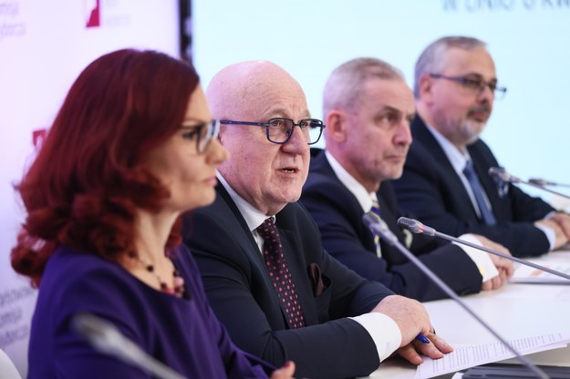 Przewodniczący Państwowej Komisji Wyborczej Sylwester Marciniak (drugi od lewej strony) podczas konferencji prasowej / 	Leszek Szymański    /PAP