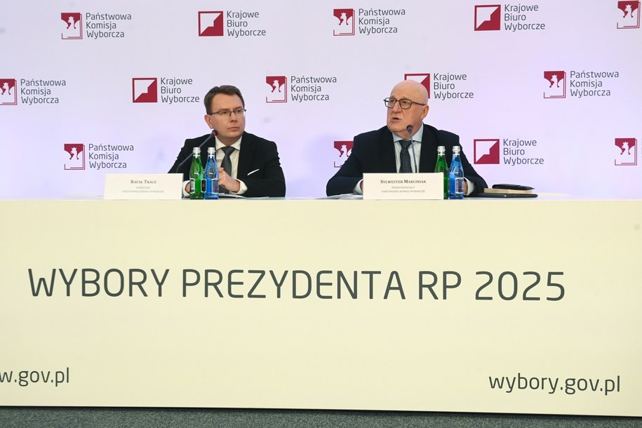 Przewodniczący Państwowej Komisji Wyborczej Sylwester Marciniak (P) oraz sekretarz PKW Rafał Tkacz /Piotr Nowak /PAP