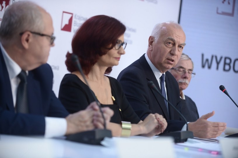Przewodniczący Państwowej Komisji Wyborczej Wiesław Kozielewicz (2P), członek PKW Wiesław Błuś (L), zastępca Przewodniczącego Państwowej Komisji Wyborczej Zbigniew Cieślak (P) oraz sekretarz Państwowej Komisji Wyborczej Magdalena Pietrzak (2L) podczas pierwszej konferencji prasowej PKW  Przewodniczący Państwowej Komisji Wyborczej Wiesław Kozielewicz (2P), członek PKW Wiesław Błuś (L), zastępca Przewodniczącego Państwowej Komisji Wyborczej Zbigniew Cieślak (P) oraz sekretarz Państwowej Komisji Wyborczej Magdalena Pietrzak (2L) podczas pierwszej konferencji prasowej PKW